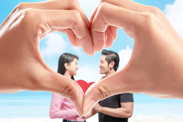 Mani umane con la forma del cuore mostrando coppie asiatiche ho — Foto Stock