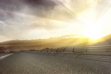 Yerleşim ve peyzaj ile asfalt yol 