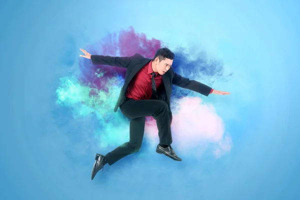 Retrato de empresário asiático pulando — Fotografia de Stock