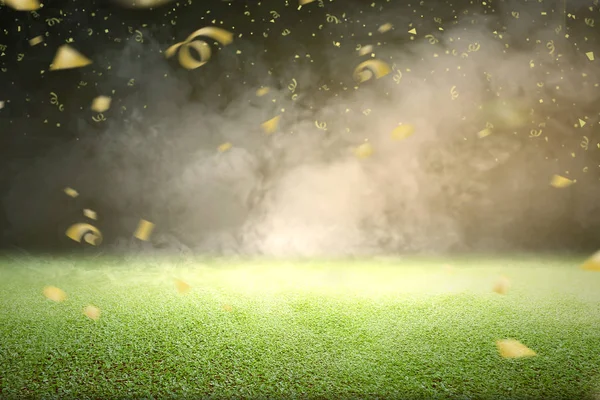 Hierba verde con humo y confeti dorado volador — Foto de Stock