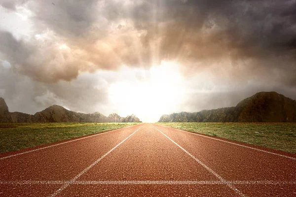 Trilha de corrida com grama verde e vista para a montanha — Fotografia de Stock