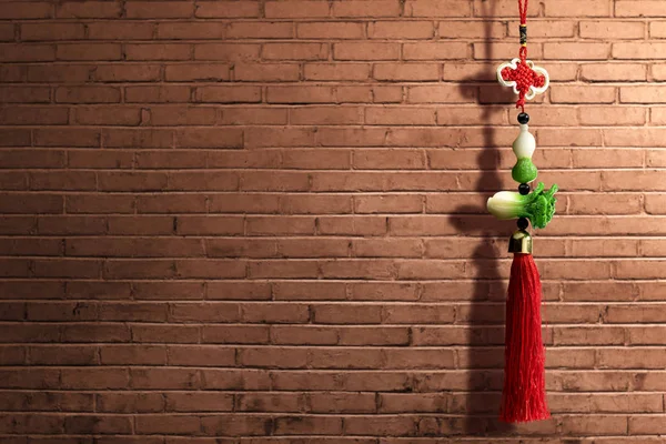 Китайский новогодний орнамент на фоне кирпичной стены — стоковое фото
