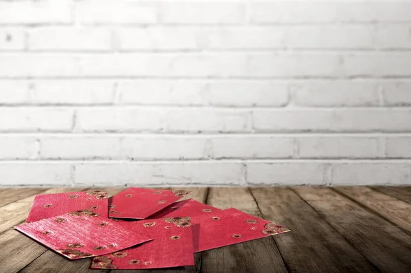 Червоні конверти на дерев'яних столах, щоб відсвяткувати китайський Новий — стокове фото