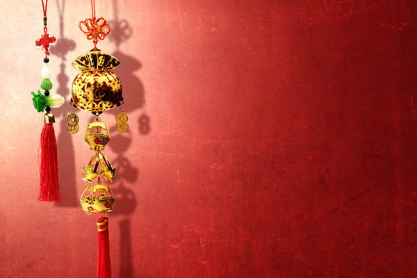 Chinees Nieuwjaar Ornament met rode muur achtergrond — Stockfoto