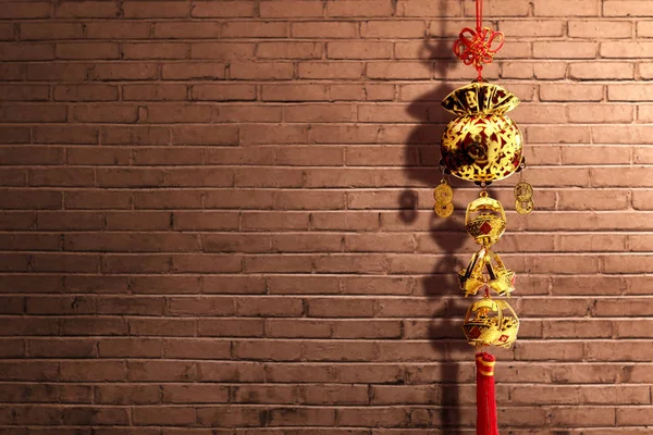 Ano novo chinês ornamento com um fundo de parede de tijolo — Fotografia de Stock