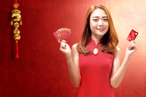 Aziatisch Chinees vrouw in een cheongsam jurk met een creditcard een — Stockfoto