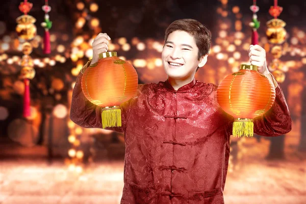 En asiatisk kinesisk man i cheongsamklänning med kinesisk lanter — Stockfoto