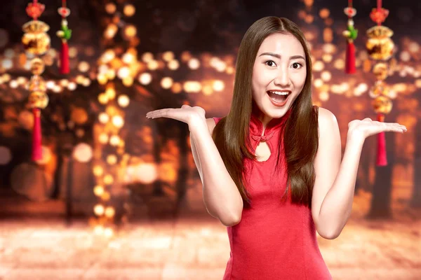 Asian Chinese woman in a cheongsam dress celebrates Chinese New — Stock Photo, Image