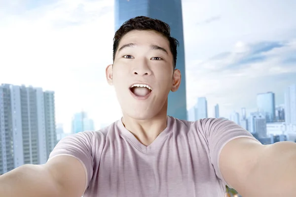 Asiatique homme faire selfie à l'aide de la caméra téléphone — Photo