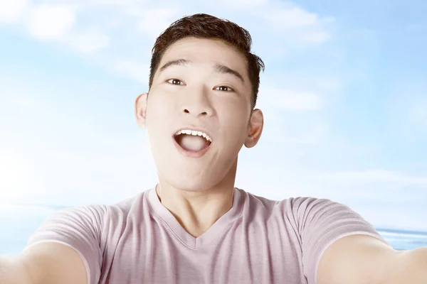 Asiatique homme faire selfie à l'aide de la caméra téléphone — Photo