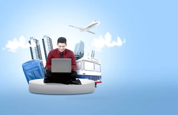Empresário asiático usando o laptop para fazer o schedul viajante — Fotografia de Stock
