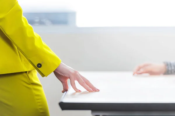 Geschäftsfrau steht mit den Händen auf dem Schreibtisch — Stockfoto