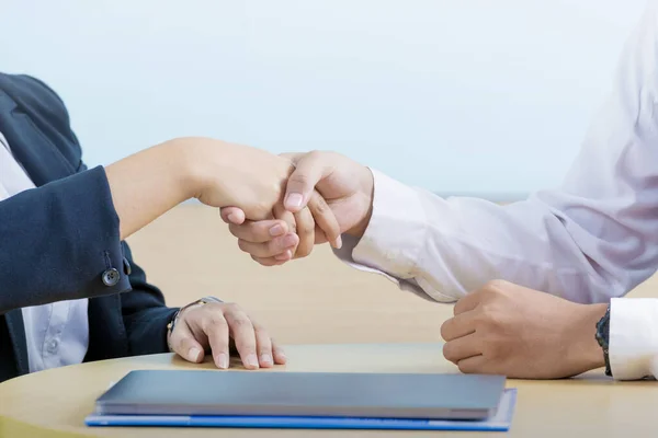 Business people shaking hands each other after making an agreeme — 图库照片