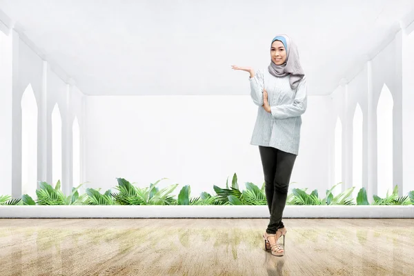 Muzułmanka Azjatycka Welonie Stojąca Pokazująca Otwartą Dłoń Tarasie Meczetu Puste — Zdjęcie stockowe