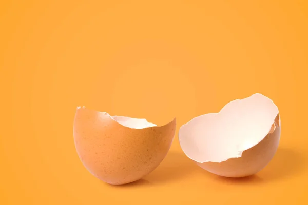 Turuncu Arka Planda Yumurta Kabuğu Renginde Çatlak — Stok fotoğraf