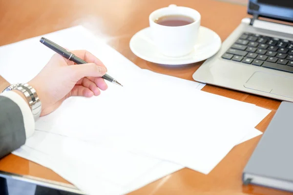 Businessperson Met Pen Met Leeg Papier Het Bureau — Stockfoto