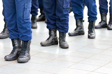 Güvenlik subayı marş çizgisinde. Çizmeler görünümü kapat