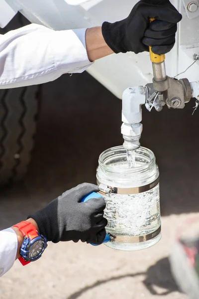 Oficial Seguridad Abriendo Grifo Combustible Remolque — Foto de Stock