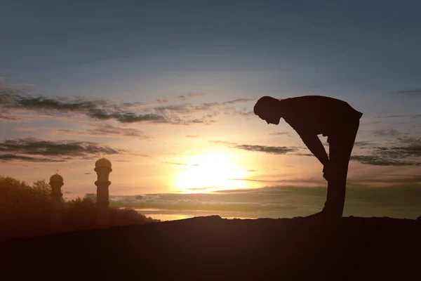 Silhuett Muselman Man Position Salat Med Solnedgång Himmel Bakgrund — Stockfoto