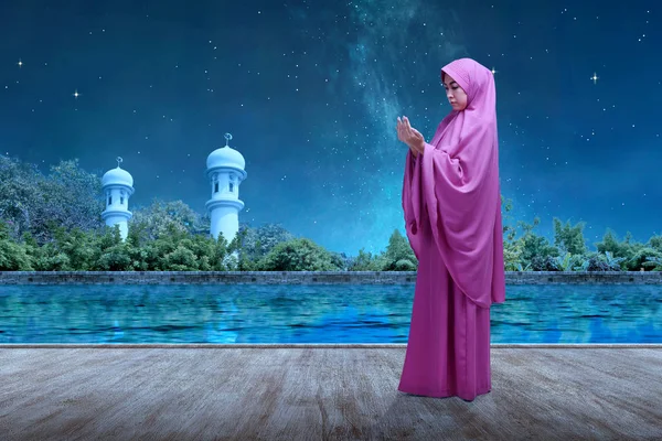 Ázsiai Muszlim Fátyol Áll Miközben Felemelte Kezét Imádkozik Egy Éjszakai — Stock Fotó