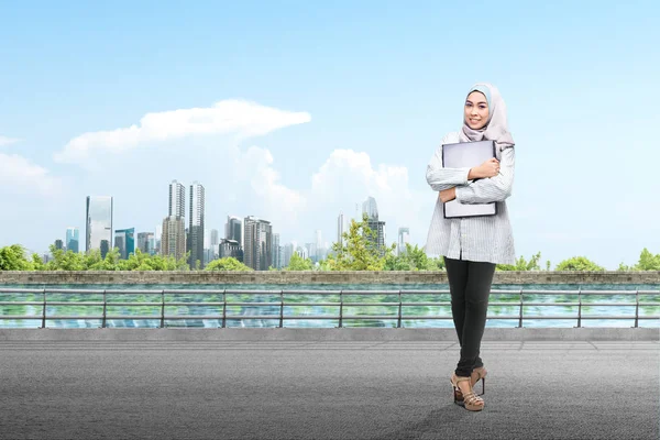 Mulher Muçulmana Asiática Véu Carregando Laptop Rua Com Fundo Cityscape — Fotografia de Stock