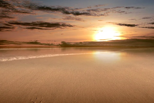 Piaszczysta Plaża Widokiem Ocean Zachodem Słońca Niebo Tło — Zdjęcie stockowe