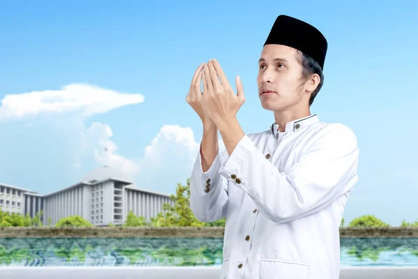 亚洲穆斯林男子举手表决站在那里 在清真寺的背景下祈祷 — 图库照片