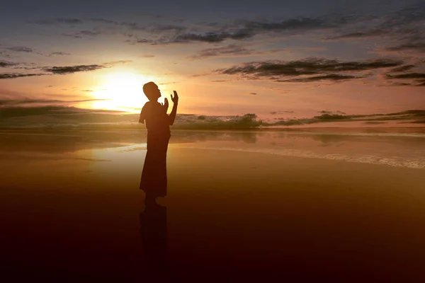 Silhouette Muslim Man Ihram Clothes Standing Praying While Raised Arms — Stock Photo, Image