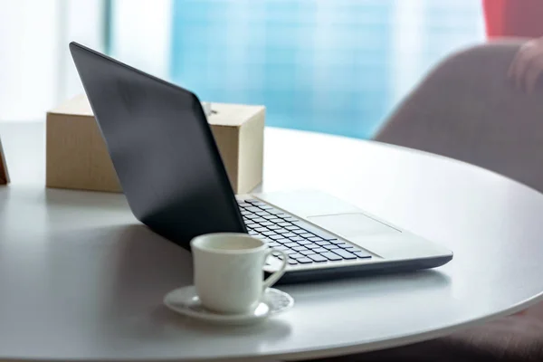 Ordenador Portátil Con Una Taza Café Escritorio Lugar Trabajo —  Fotos de Stock