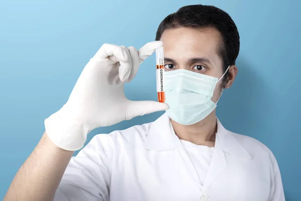 Homem Médico Asiático Com Máscara Gripe Luvas Proteção Segurando Tubo — Fotografia de Stock
