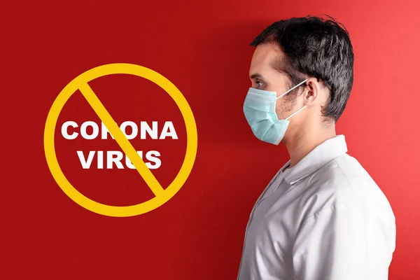 Asiatischer Mann Mit Grippe Maske Vor Farbigem Hintergrund Grippeerkrankung Coronavirus — Stockfoto