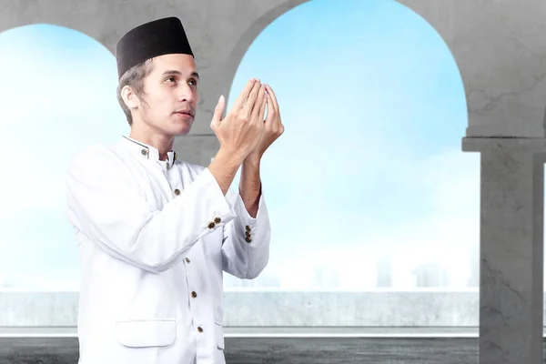 Muslim Asia Berdiri Sambil Mengangkat Tangan Dan Berdoa Dalam Masjid — Stok Foto