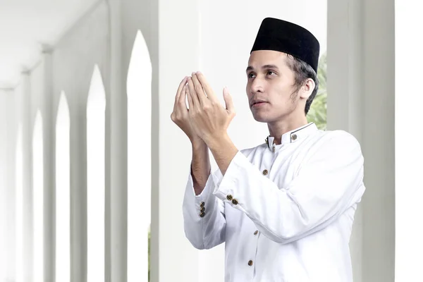 Мусульманин Азиат Стоя Поднятыми Руками Молясь Мечети — стоковое фото