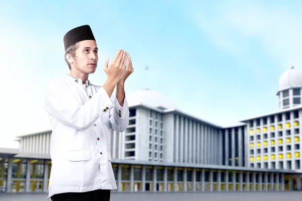 Ázsiai Muszlim Férfi Áll Miközben Felemelt Kézzel Imádkozik Mecset Előtt — Stock Fotó