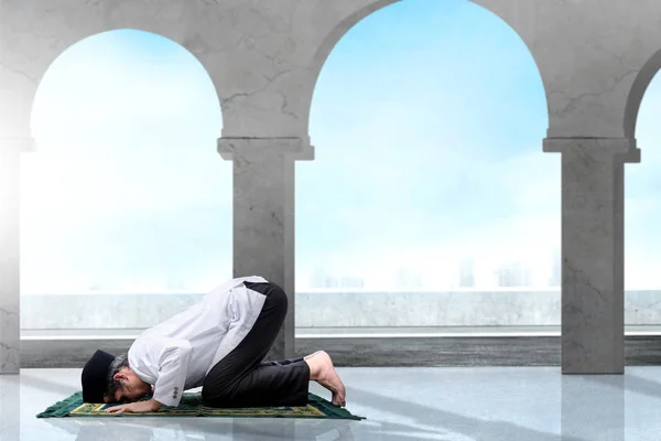 Aziatische Moslim Man Met Een Gebedskleed Een Bidpositie Zout Moskee — Stockfoto