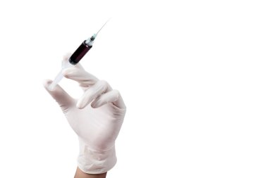 Koruyucu eldivenli doktor elinde beyaz arka planda izole edilmiş bir şırınga tutuyor.