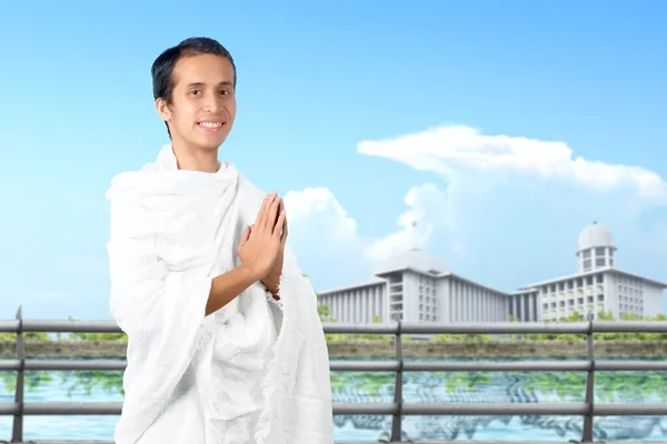 Ásia Muçulmano Homem Ihram Roupas Orando Com Mesquita Vista Fundo — Fotografia de Stock