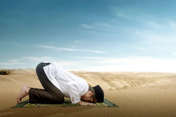 Asian Muslim Man Prayer Rug Praying Position Salat Dune — Stock Photo, Image