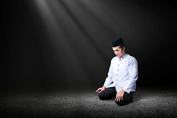 Asian Muslim Man Praying Position Salat Lights Background — Stock Photo, Image