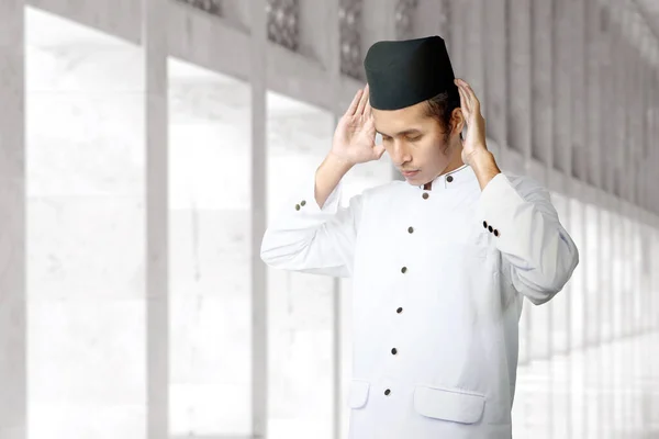 Homem Muçulmano Asiático Posição Oração Salat Dentro Mesquita — Fotografia de Stock