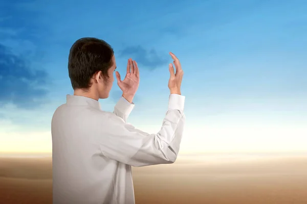 Tylny Widok Azjatyckiego Muzułmanina Stojącego Podniesionymi Rękami Modlącego Się Niebieskim — Zdjęcie stockowe