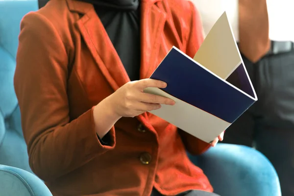 Empresaria Con Libro Discutiendo Negocios Lugar Trabajo —  Fotos de Stock