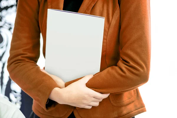 Geschäftsfrau Die Arbeitsplatz Das Buch Der Hand Hält — Stockfoto