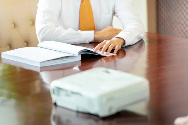 Geschäftsmann Mit Einem Dokument Auf Dem Schreibtisch Das Über Geschäfte — Stockfoto