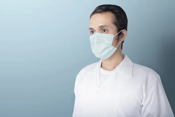 Asiatisk Man Bär Influensamask Med Blå Bakgrund Förebygga Influensasjukdom Coronavirus — Stockfoto