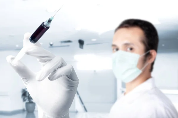 Aziatische Man Beschermende Handschoenen Draagt Een Griepmasker Met Een Spuit — Stockfoto