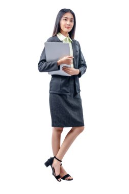 Asyalı iş kadını dizüstü bilgisayarını beyaz arka planda tutarken ayakta duruyor