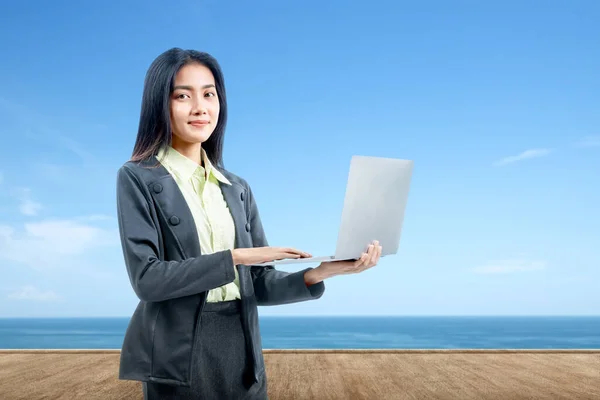 Asiatico Businesswoman Standing Mentre Utilizzando Laptop Outdoor — Foto Stock