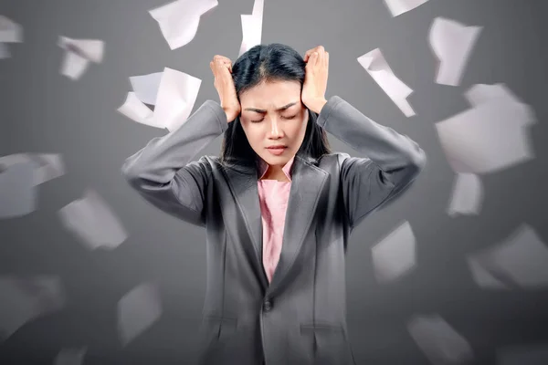 Asiática Mujer Negocios Con Dolor Cabeza Expresión Con Volando Fondo —  Fotos de Stock