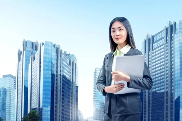 Azji Businesswoman Stoi Podczas Noszenia Laptopa Zewnątrz — Zdjęcie stockowe